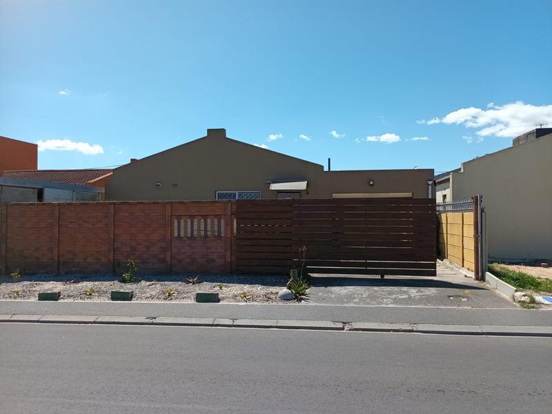 3 Bedroom Property for Sale in Pelikan Park Western Cape